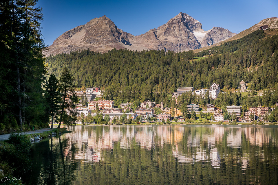 Alpiner See mit Bergpanorama, St. Moritz umrahmt von Lärchenwäldern, Sommerlichtstimmung Graubünden Schweiz – Jan Geerk Fotograf Basel