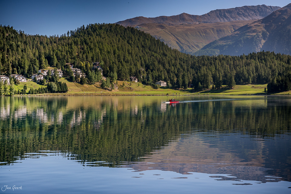Alpensee mit Spiegelung, Engadin Sommer, Bergdorf am Ufer, Nadelwald, Graubünden Schweiz – Jan Geerk Fotograf Basel
