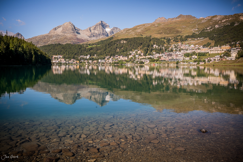 Spiegelglatter Bergsee mit schneebedeckten Gipfeln und Bergdorf St. Moritz im Engadin Graubünden Schweiz – Jan Geerk Fotograf Basel