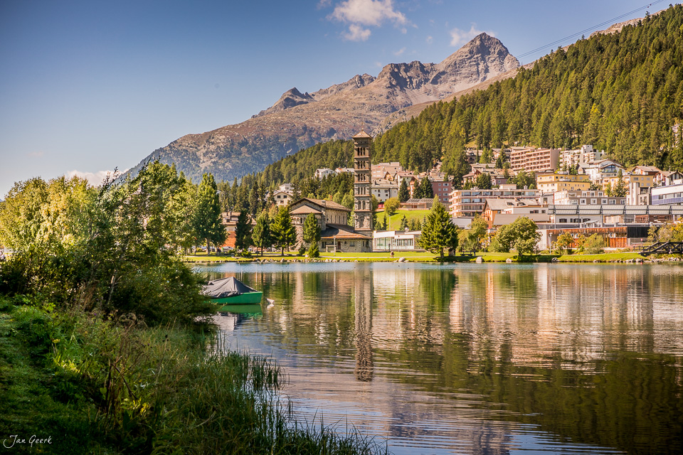 Alpiner See mit Bergdorf und Kirchturm, Sommerlicht, Engadin Graubünden Schweiz – Jan Geerk Fotograf Basel
