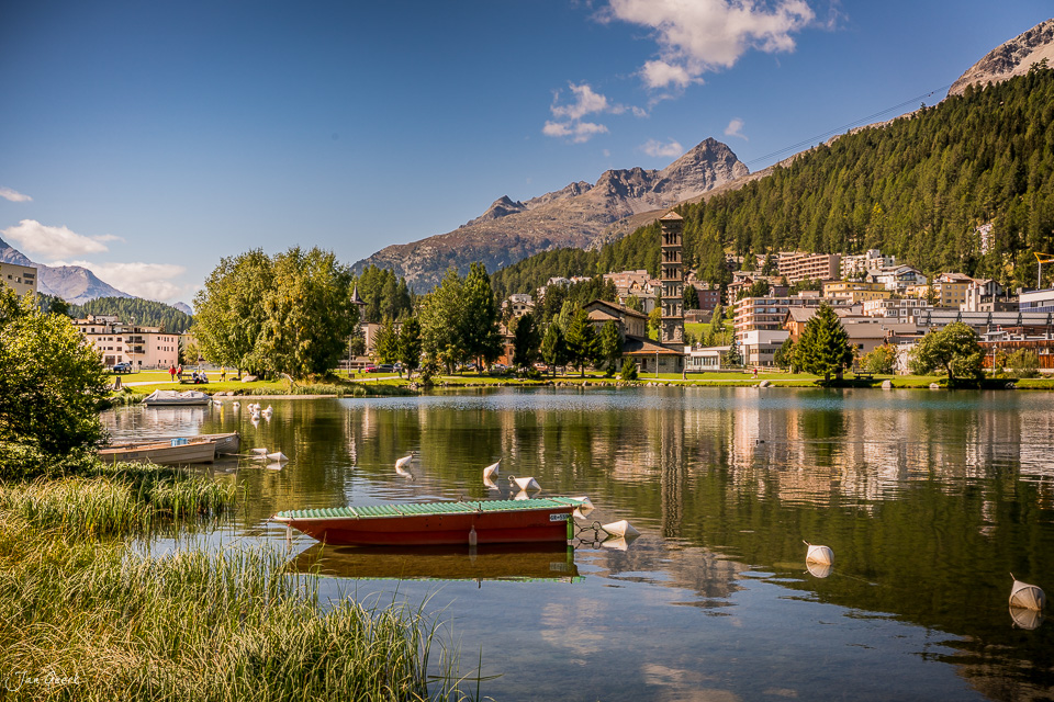 Seeboote am Ufer von St. Moritz im Sommer mit Bergpanorama, Graubünden Schweiz – Jan Geerk Fotograf Basel
