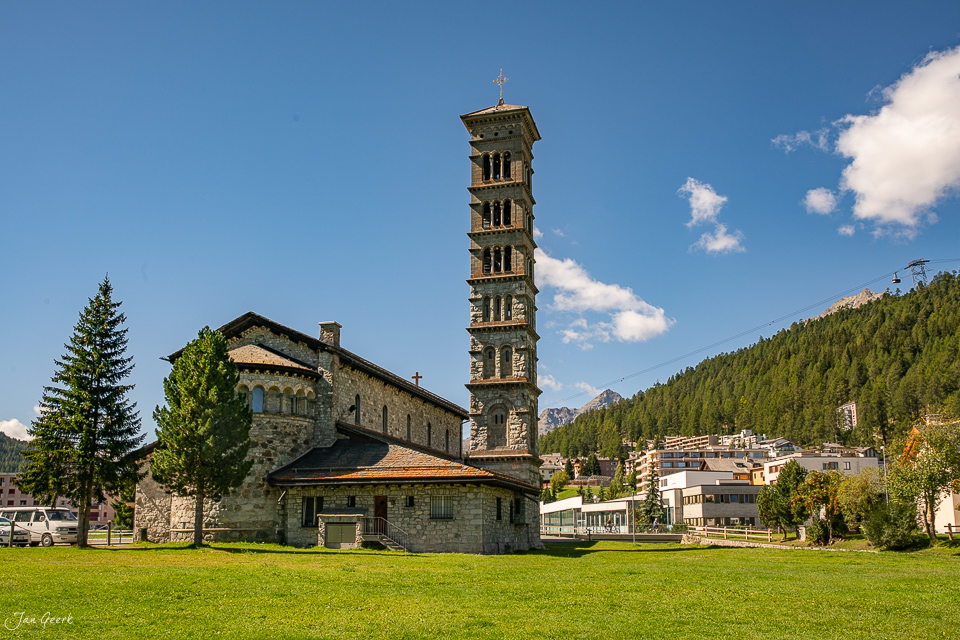 Kirche mit Campanile Turm in St. Moritz Engadin im Sommer unter blauem Himmel Schweiz Jan Geerk Fotograf Basel