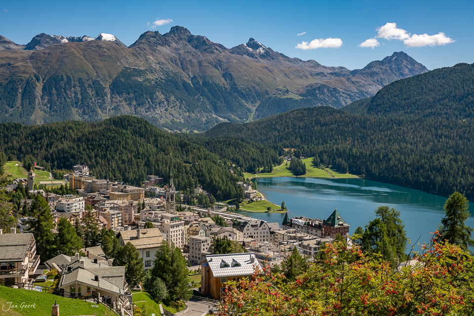 Luftaufnahme St. Moritz mit türkisem See, Bergpanorama und Engadin Tal Sommer Graubünden Schweiz – Jan Geerk Fotograf Basel