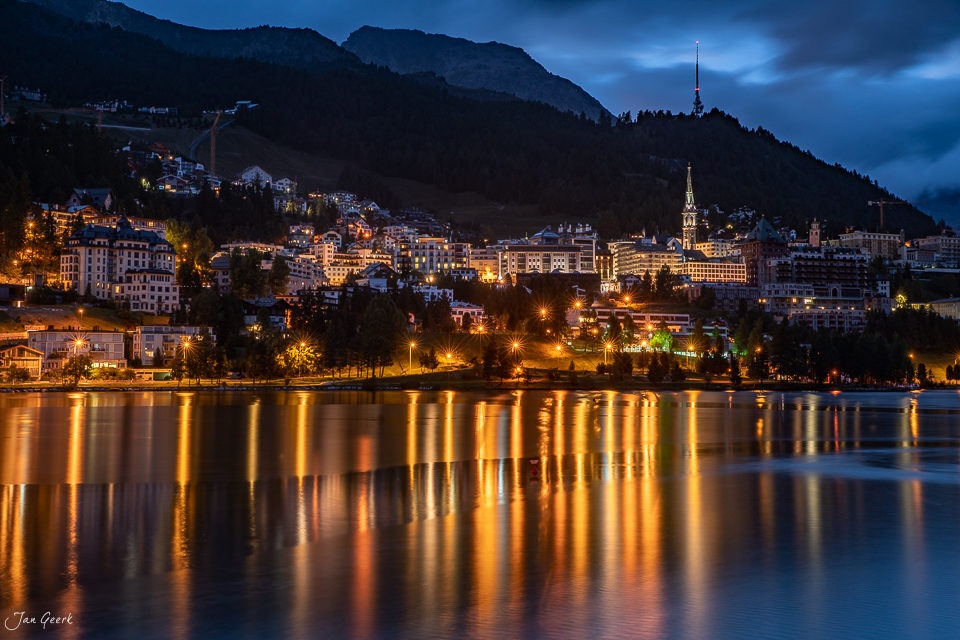 Nachtaufnahme St. Moritz mit beleuchteter Uferpromenade, Bergen und spiegelndem See im Sommer – Jan Geerk Fotograf Basel