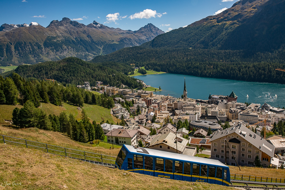 Zahnradbahn über St. Moritz mit türkisem See und Bergpanorama im Sommer – Jan Geerk Fotograf Basel Schweiz