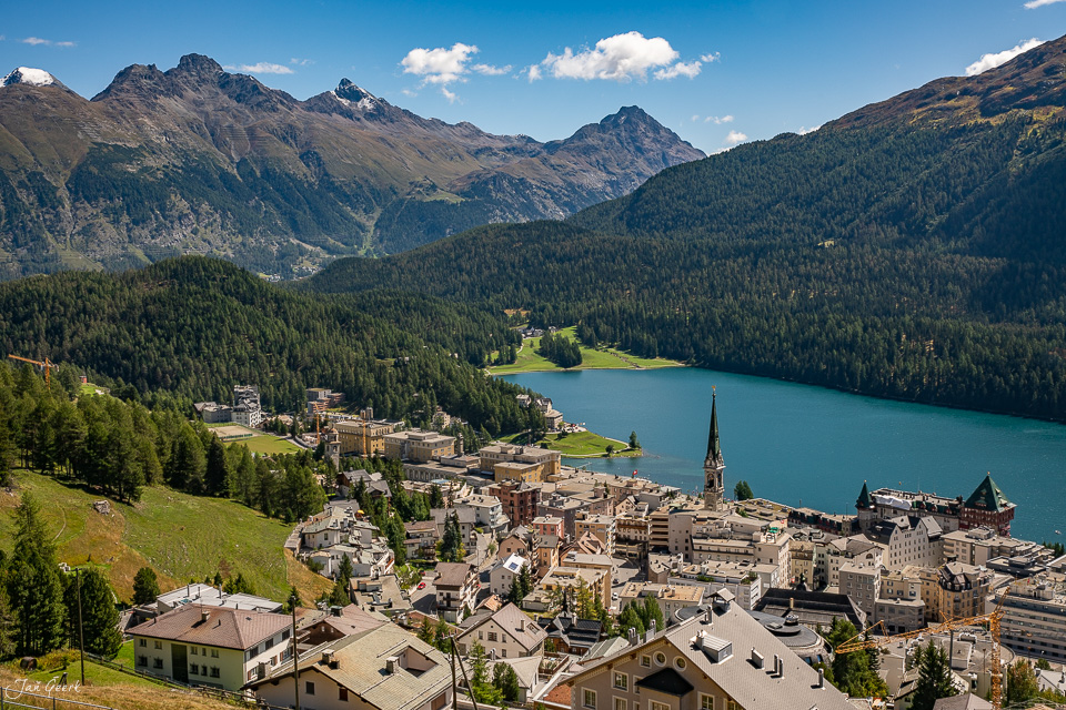 Luftaufnahme St. Moritz mit türkisem See, Bergen und Engadin Landschaft im Sommer – Jan Geerk Fotograf Basel