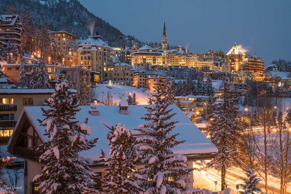 Verschneites Dorf St. Moritz mit beleuchteten Hotels in der Winternacht, Graubünden Schweiz – Jan Geerk Fotograf Basel