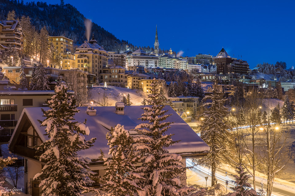 Winterliches Dorf St. Moritz mit schneebedeckten Häusern und beleuchteter Altstadt am Abend Graubünden Schweiz – Jan Geerk Fotograf Basel