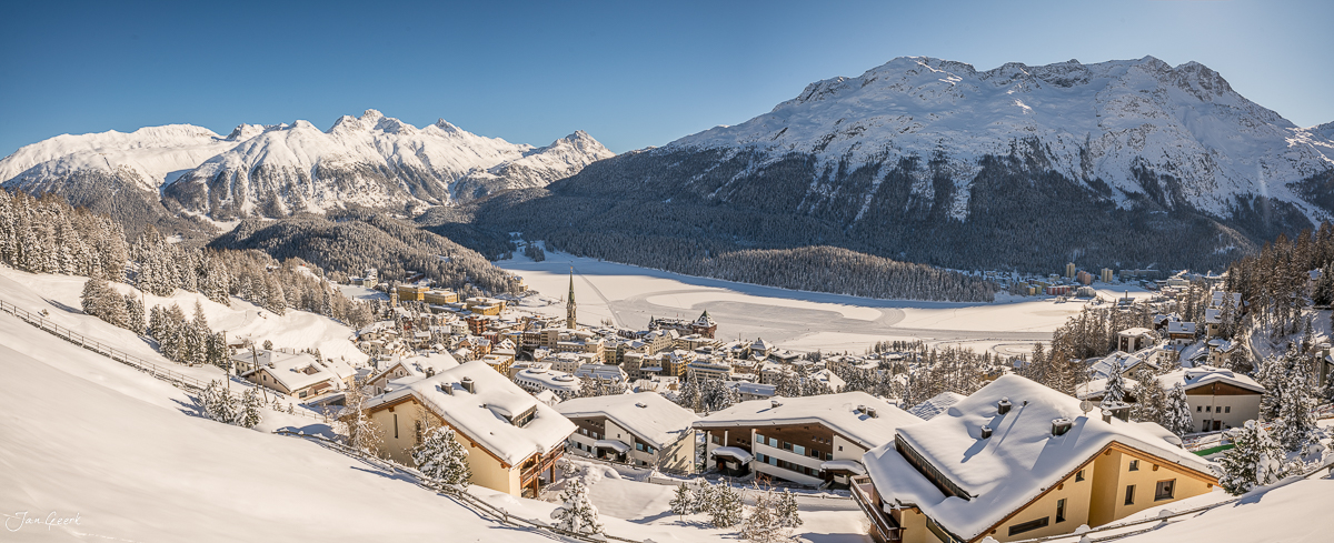 Schneebedecktes Dorf St. Moritz mit Bergpanorama im Winter, Engadin Graubünden Schweiz – Jan Geerk Fotograf Basel