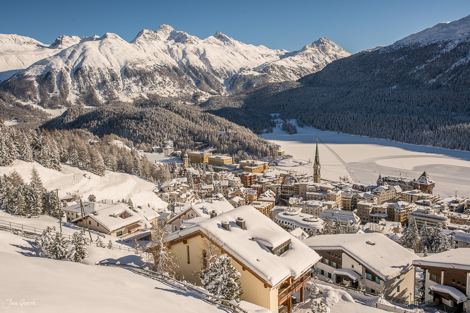 Verschneites Dorf St. Moritz mit Bergpanorama und gefrorenem See im Winter, Graubünden Schweiz – Jan Geerk Fotograf Basel