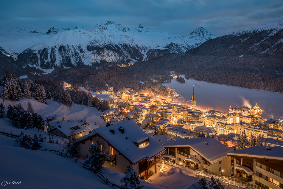 Winterliches Bergdorf St. Moritz im Engadin mit schneebedeckten Gipfeln bei Dämmerung Graubünden Schweiz – Jan Geerk Fotograf Basel