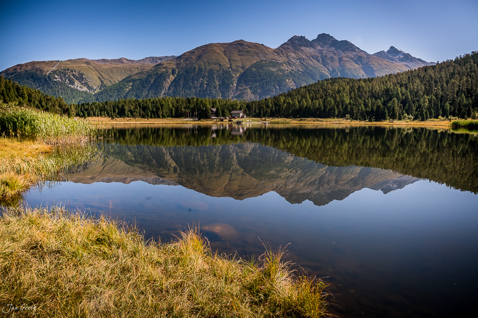 Spiegelglatter Bergsee mit Bergpanorama im Sommer, Stazersee Graubünden Schweiz – Jan Geerk Fotograf Basel