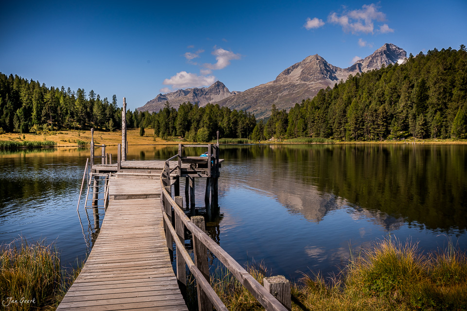 Holzsteg am Stazersee mit Bergpanorama im Sommer, Engadin Graubünden Schweiz – Jan Geerk Fotograf Basel