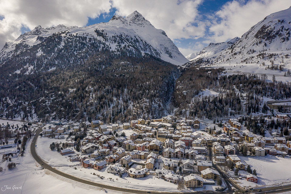 Winterliche Drohnenaufnahme des Bergdorfes Silvaplana im Oberengadin mit schneebedeckten Alpen und Kantlicht – Schweiz, Jan Geerk Fotograf Basel