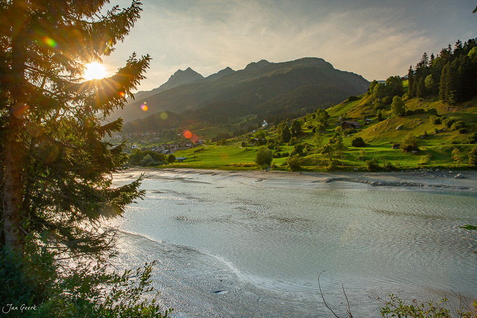 Alpiner See mit Dorf und Bergen bei Brigels in Graubünden Schweiz – Jan Geerk Fotograf Basel