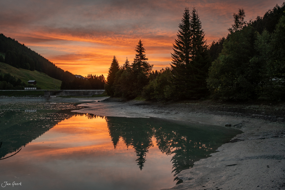 Alpensee bei Brigels mit Spiegelung bei Sonnenuntergang, Surselva Graubünden Schweiz – Jan Geerk Fotograf Basel