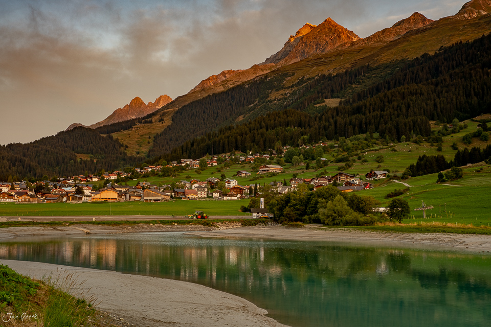 Alpendorf Brigels an der Surselva im Sommer mit Bergen und Fluss, Kantlicht Schweiz Jan Geerk Fotograf Basel