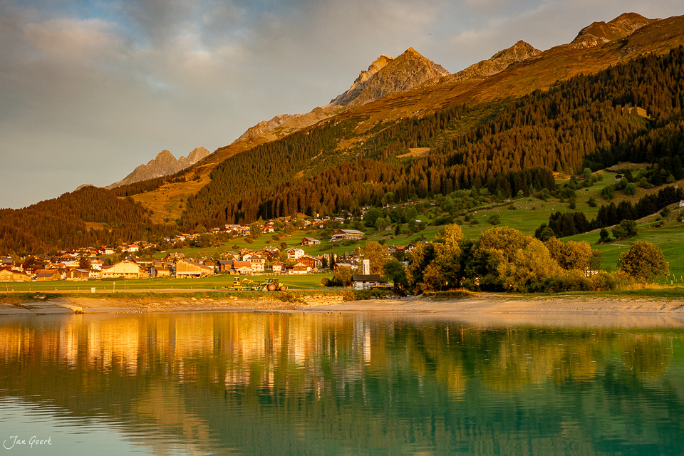 Dorf Brigels an der Surselva mit Bergpanorama in Sommerlicht, Graubünden Schweiz – Jan Geerk Fotograf Basel