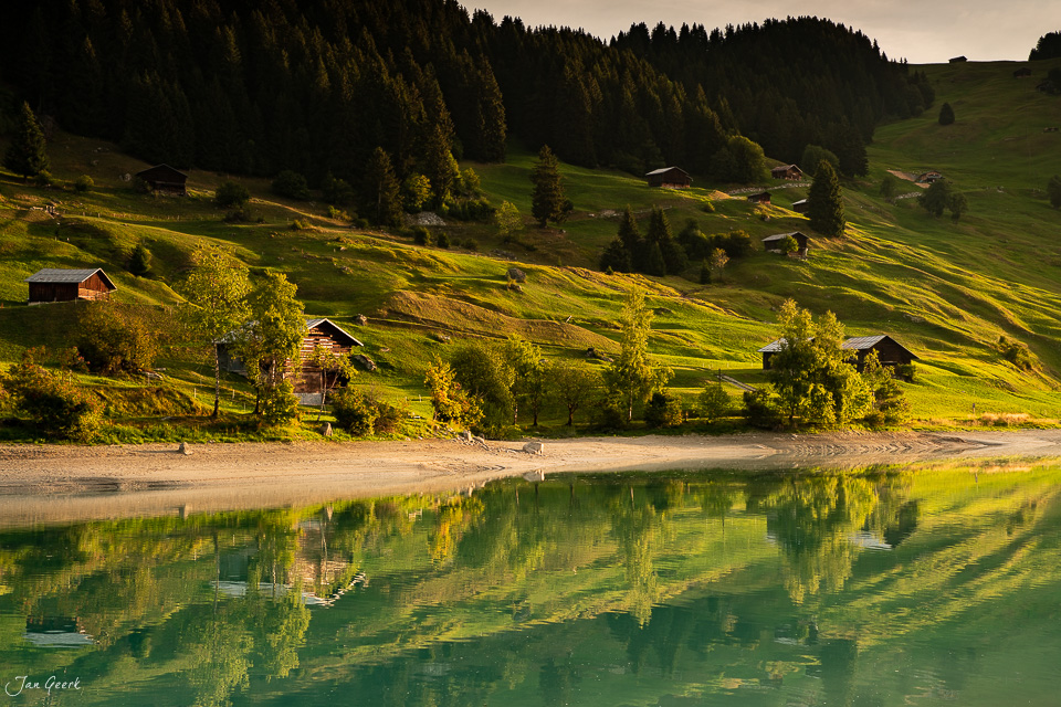 Alpendorf Brigels an der Surselva mit Spiegelung im See, Sommerlicht Graubünden Schweiz – Jan Geerk Fotograf Basel