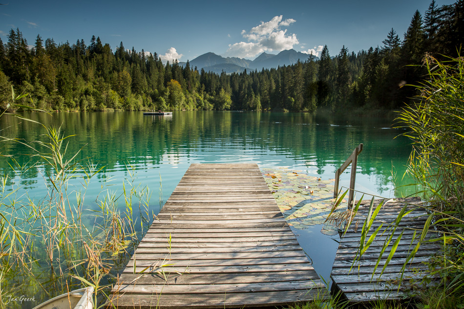 Holzsteg am Crestasee mit Bergsee Landschaft Graubünden Sommer Schweiz Jan Geerk Fotograf Basel