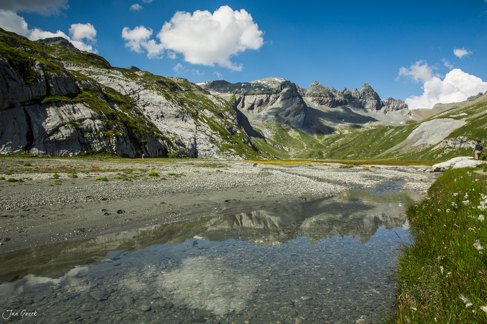 Alpbach mit Spiegelung am Segnesboden Flims unter blauem Himmel, Graubünden Schweiz – Jan Geerk Fotograf Basel
