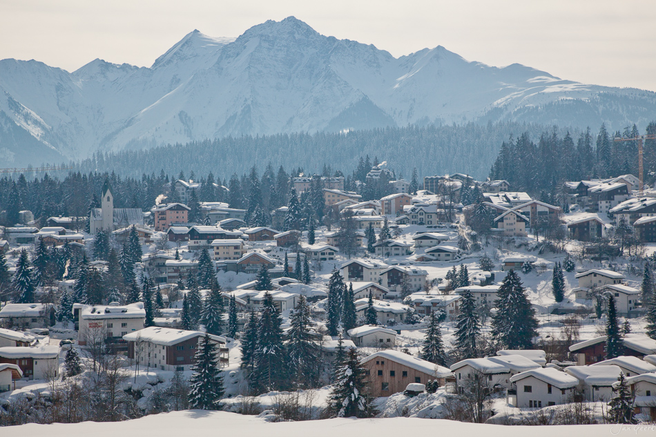 Verschneites Alpendorf Berglandschaft Winter Graubünden Schweiz Jan Geerk Fotograf Basel