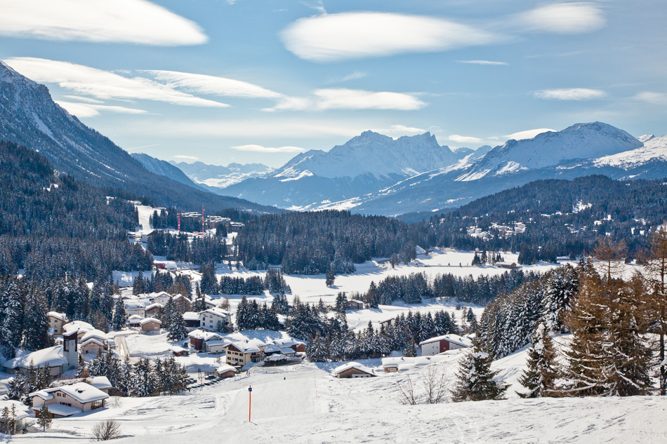 Bergdorf Winterlandschaft schneebedeckte Häuser Bergsee Graubünden Schweiz – Jan Geerk Fotograf Basel