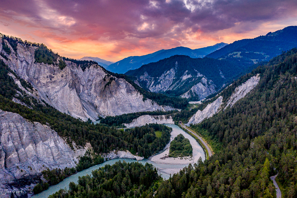 Luftaufnahme der Rheinschlucht mit Fluss, Felswänden und Koniferen bei dramatischem Sonnenuntergang, Graubünden Schweiz – Jan Geerk Fotograf Basel