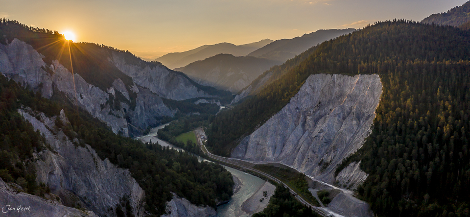 Luftaufnahme der Rheinschlucht mit Flusswindungen, steilen Felswänden und Nadelwald im Morgenlicht, Graubünden Schweiz – Jan Geerk Fotograf Basel