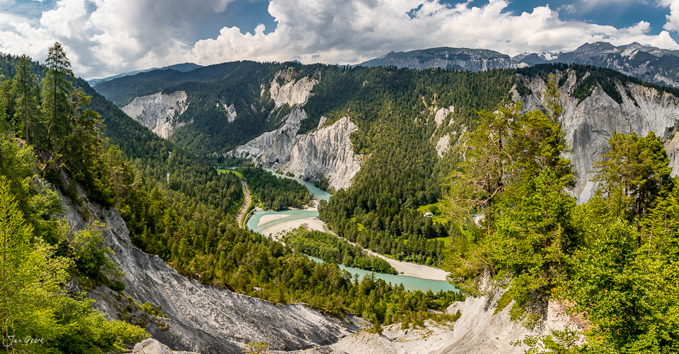 Rheinschlucht mit türkisem Fluss, Felswänden und Nadelwäldern, Sommerlichtstimmung Graubünden Schweiz – Jan Geerk Fotograf Basel