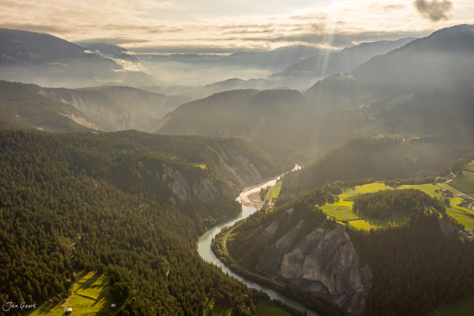 Flussschlucht mit Windungen des Rheins, Bergwald und Lichtstrahlen in den Alpen, Graubünden Schweiz – Jan Geerk Fotograf Basel