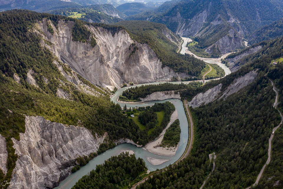 Luftaufnahme der Rheinschlucht mit mäandrierendem Fluss, steilen Felswänden und Nadelwäldern, grüne Jahreszeit, Graubünden Schweiz – Jan Geerk Fotograf Basel