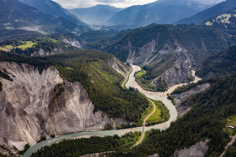 Luftaufnahme der Rheinschlucht mit mäanderndem Fluss, steilen Felswänden und Berglandschaft im Sommer, Graubünden Schweiz – Jan Geerk Fotograf Basel