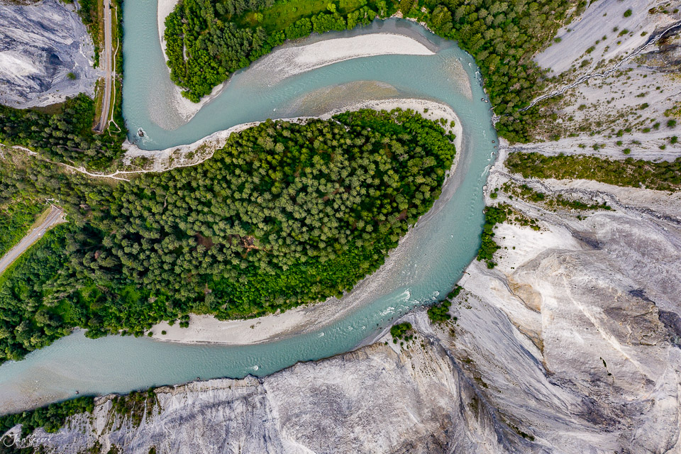 Luftaufnahme der Rheinschlucht mit türkisblauem Flusslauf, dichtem Waldbestand und Felswänden im Sommer, Graubünden Schweiz – Jan Geerk Fotograf Basel