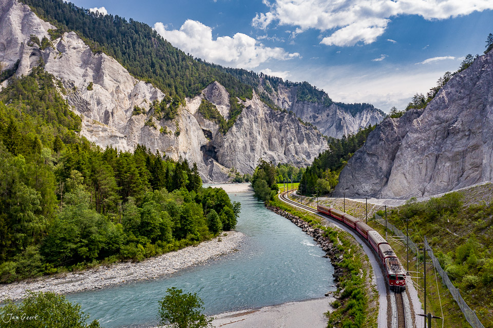 Rheinschlucht mit türkisem Fluss, Felswänden und Zug, sonnige Luftaufnahme Graubünden Schweiz – Jan Geerk Fotograf Basel