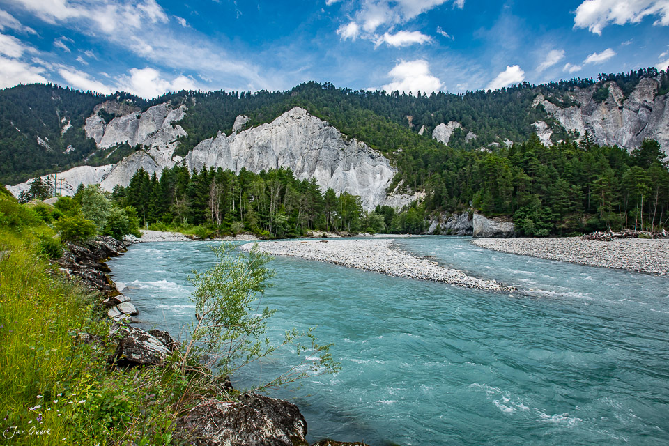 Türkisblauer Rhein in der Rheinschlucht mit imposanten Felswänden, Koniferen und Felsen, Sommerstimmung in Graubünden Schweiz – Jan Geerk Fotograf Basel
