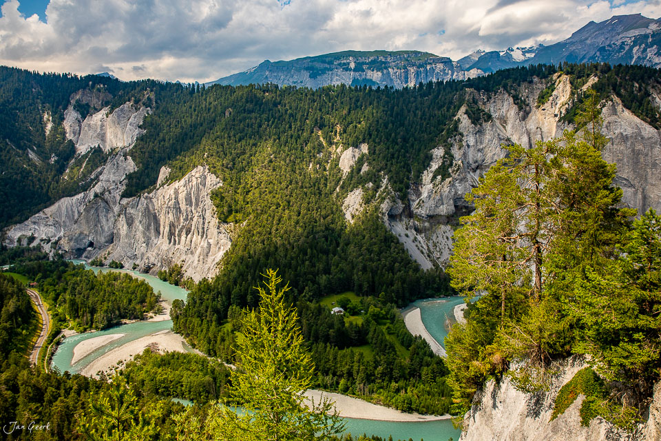 Luftaufnahme der Rheinschlucht mit türkisem Fluss, Felswänden und Nadelwald im Sommer, Graubünden Schweiz – Jan Geerk Fotograf Basel