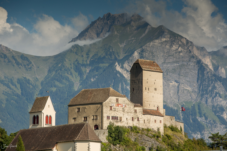 Burg Sargans vor Alpengipfeln bei sonnigem Wetter, Graubünden Schweiz – Jan Geerk Fotograf Basel