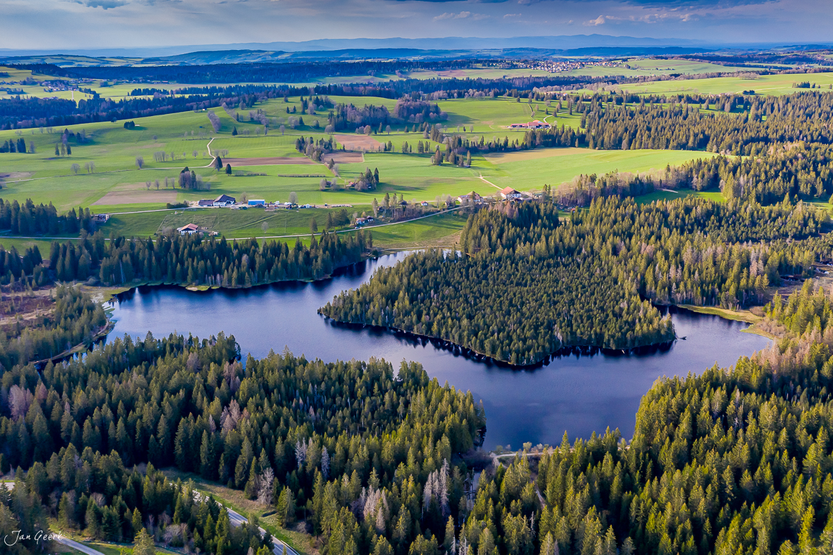 Luftaufnahme Étang de la Gruère im Frühling, Wälder und Seen im Jura, Schweiz – Jan Geerk Fotograf Basel