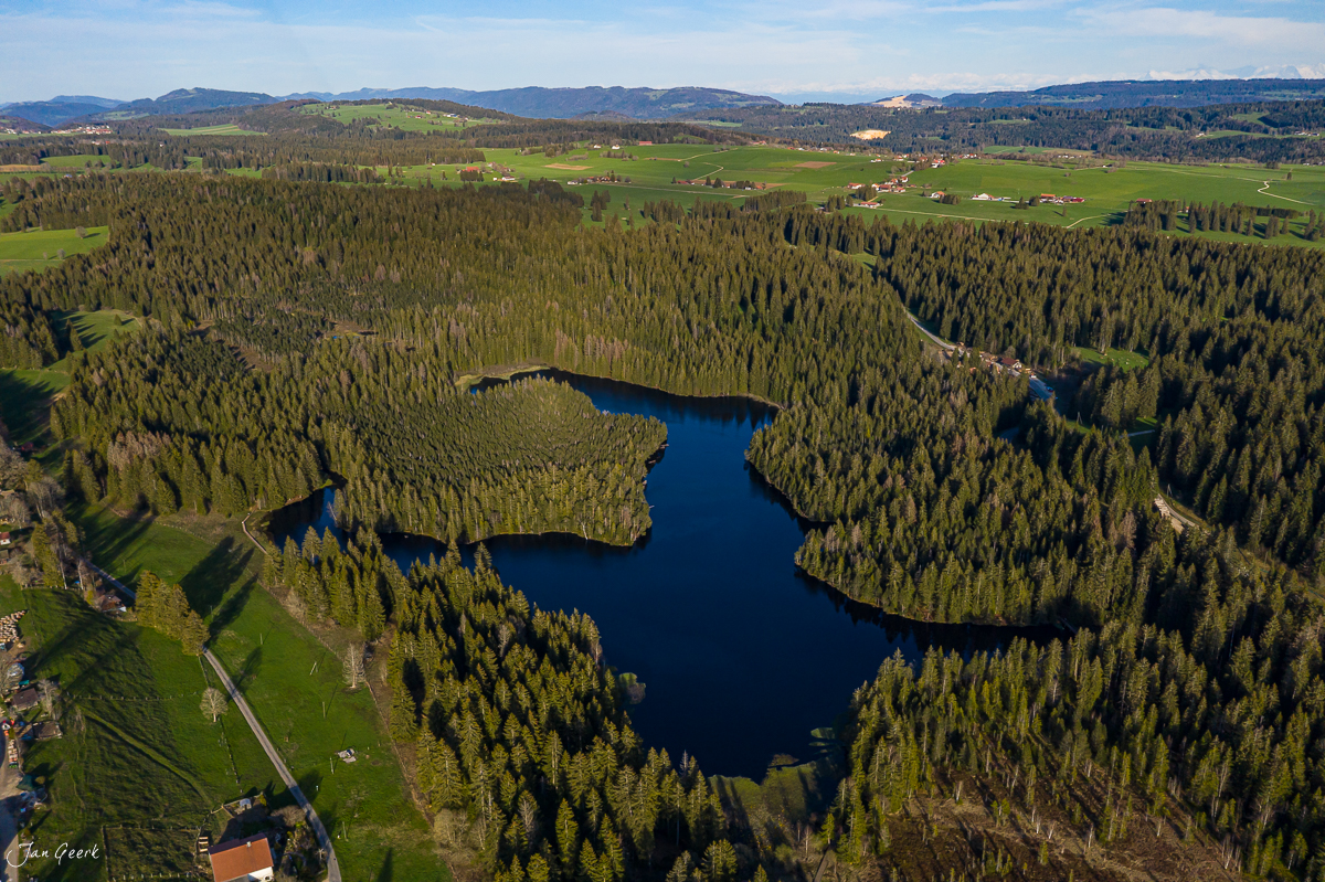 Alpensee mit Fichtenwäldern im Frühling, Doubs-Region Jura Schweiz – Jan Geerk Fotograf Basel