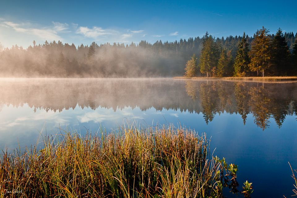 Herbstlicher Bergsee mit Nebel Etang de la Gruyère Montagnes Jura Schweiz Jan Geerk Fotograf Basel