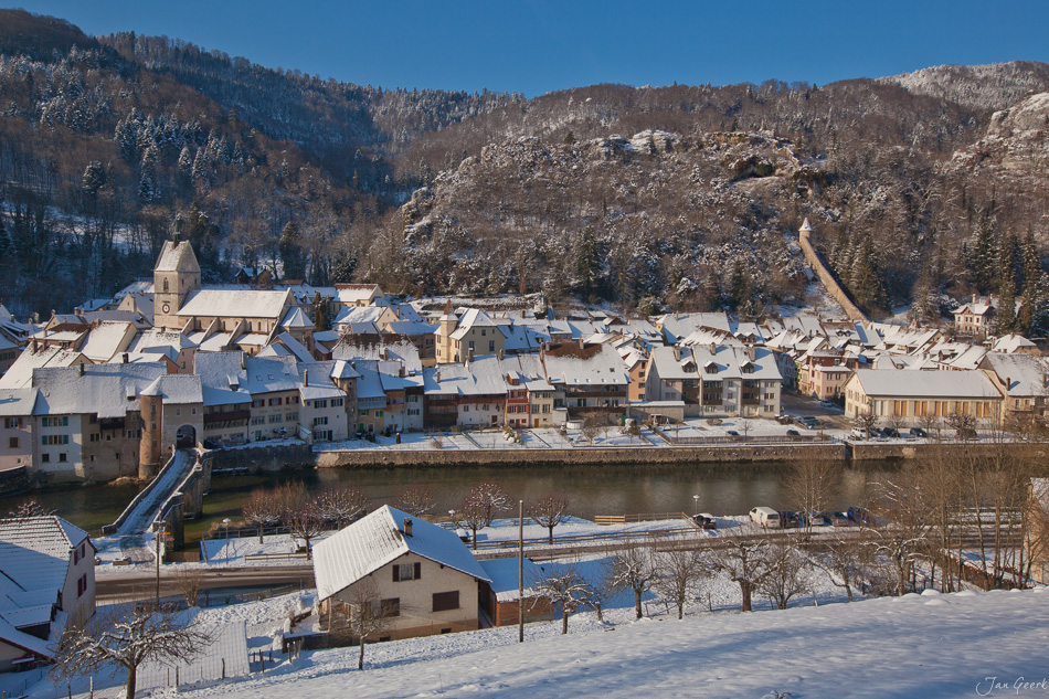 Winterliches Dorf Franches-Montagnes verschneite Häuser Fluss Jura Schweiz Jan Geerk Fotograf Basel