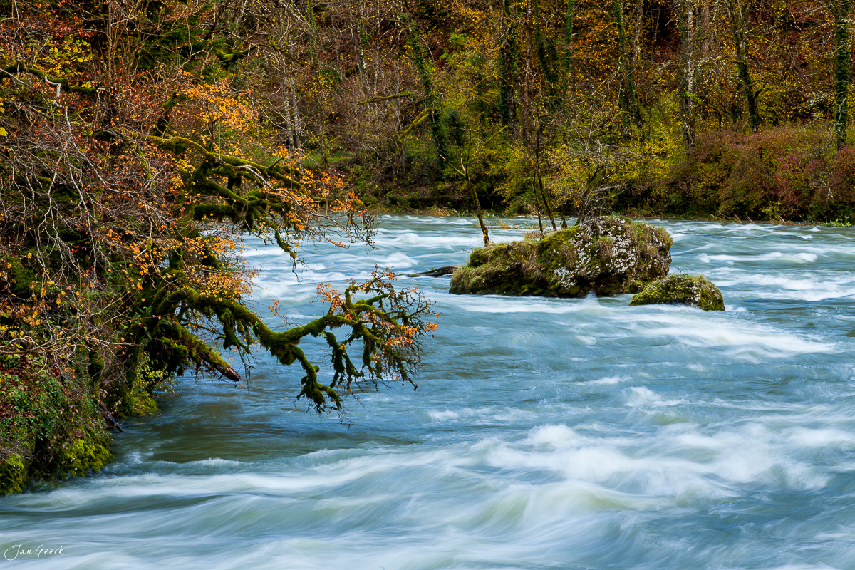 Herbstlicher Doubs mit moosigen Felsen und fliessenden Gewässern im Jura Schweiz – Jan Geerk Fotograf Basel