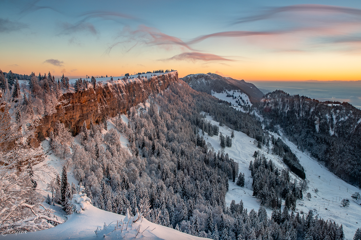 Winterlandschaft Grenchenberg mit verschneiten Fichtenwäldern und Felsklippen im Sonnenaufgang, Jura Schweiz – Jan Geerk Fotograf Basel