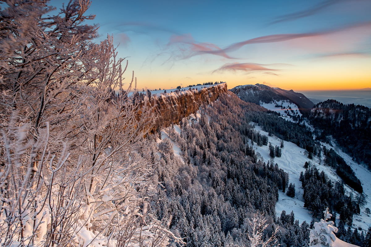Verschneite Berglandschaft am Grenchenberg mit Reifkristallen an Fichten während Sonnenaufgang Jura Schweiz Jan Geerk Fotograf Basel