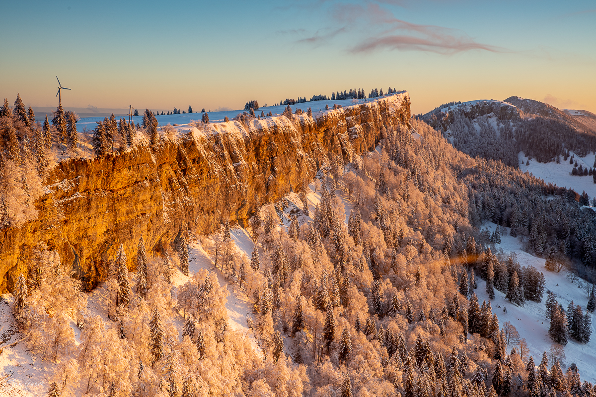 Verschneite Fichtenwälder am Grenchenberg im Sonnenaufgang, Jura Schweiz – Jan Geerk Fotograf Basel
