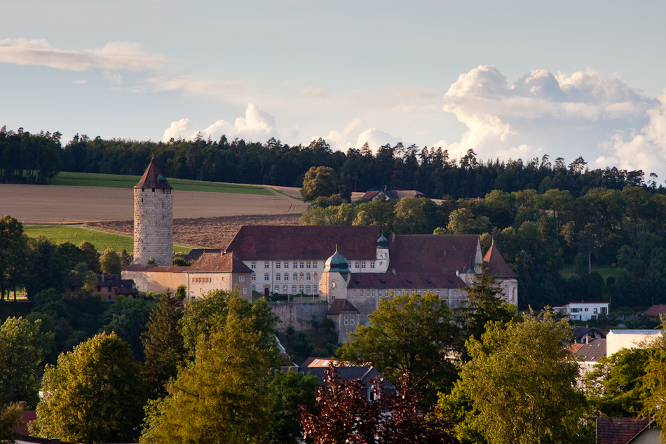 Schloss Pruntrut mit Wehrturm Sommerlandschaft Jura Schweiz Jan Geerk Fotograf Basel