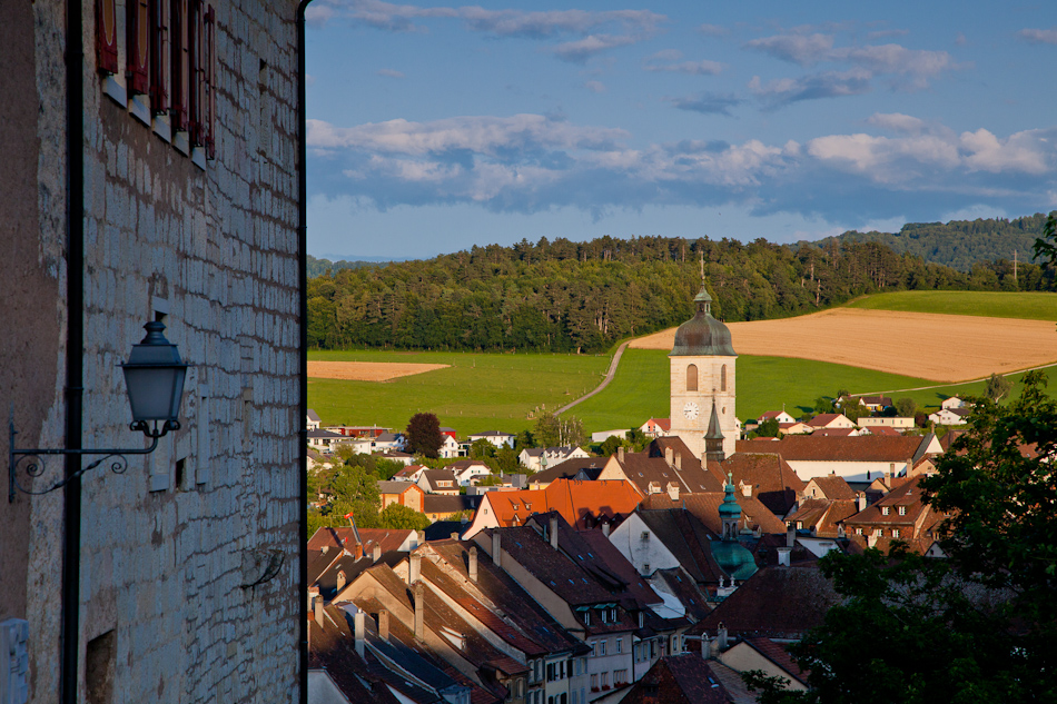 Blick auf Porrentruy mit Kirchturm und Sommerlandschaft im Schweizer Jura – Jan Geerk Fotograf Basel