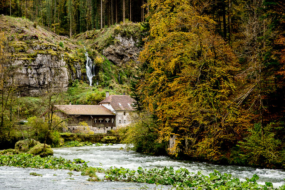 Herbstliches Mühlenhaus an der Jura-Gewässer, moosige Felswände und goldenes Laubwerk, Schweiz – Jan Geerk Fotograf Basel