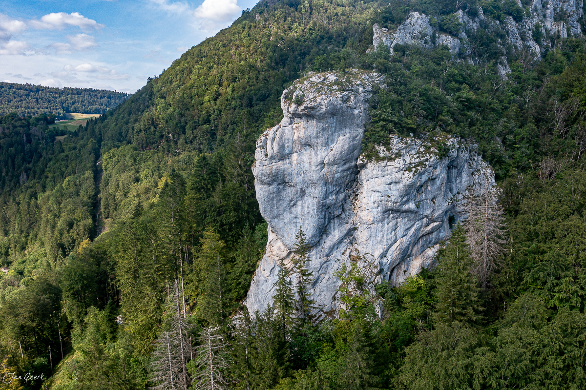 Felsformation Château de Joux im Jura Wald, Sommerlich grüne Berglandschaft Schweiz – Jan Geerk Fotograf Basel